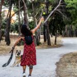 Una mujer le tira la pelota a su perro